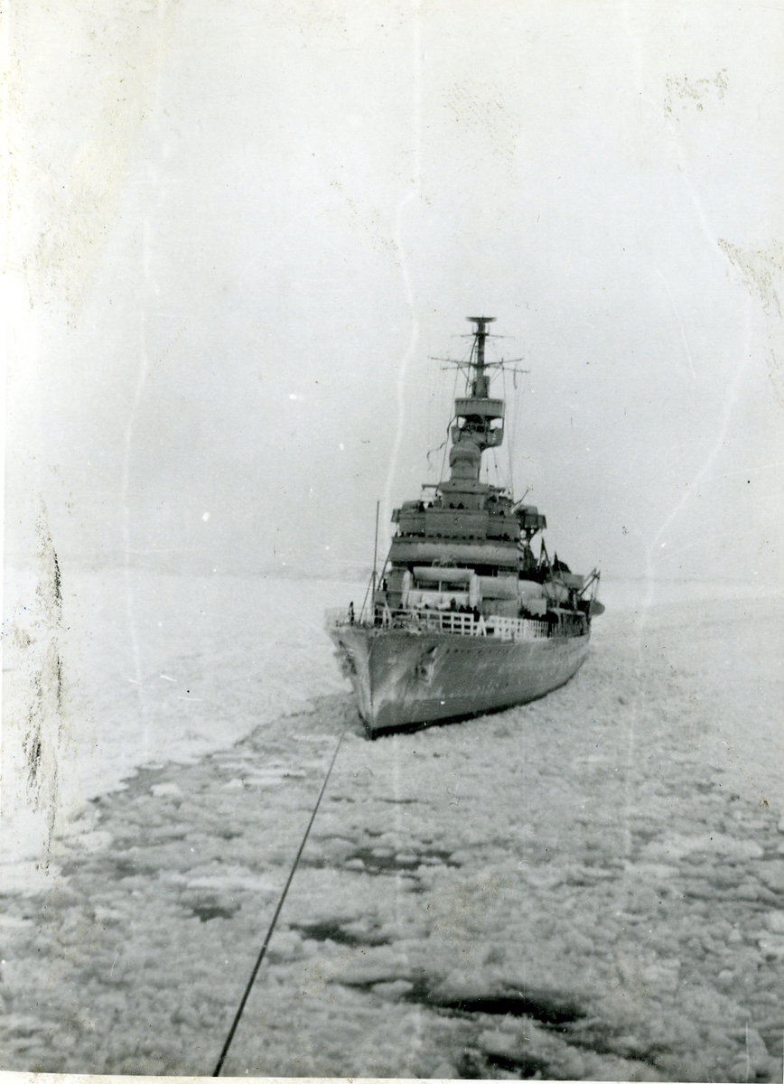 H.M. kryssaren Gotland bogseras in till Gtb.