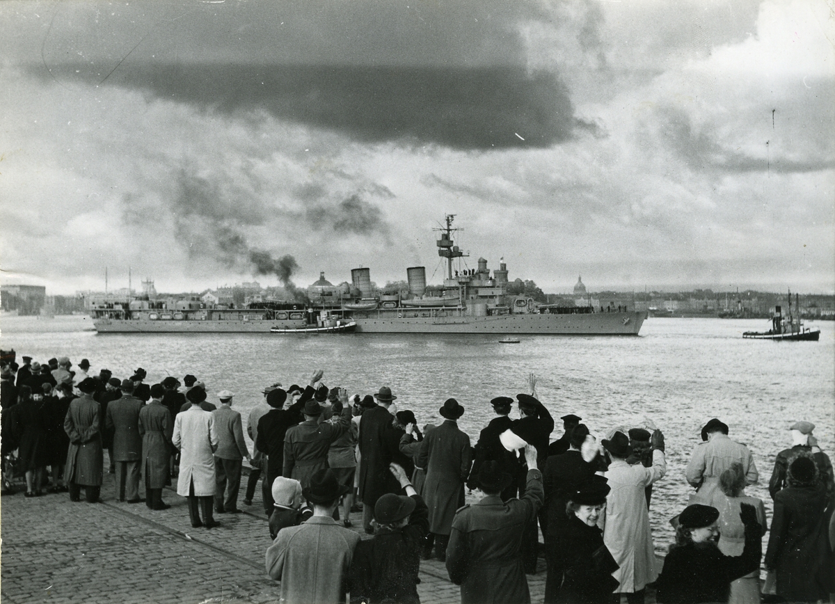 Kryssaren GOTLAND lämnar Stockholm den 13 oktober 1946.