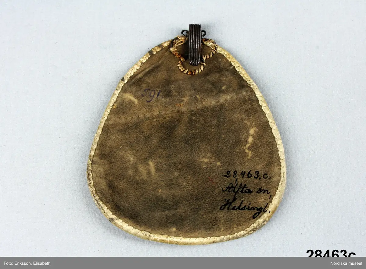 Huvudliggaren:
"Pungar fr. Alfta sn.
Från Malvik.
a, b, c.
G. af enkan Anna Hansdotter i Malvik ss 28.002 [=gm dr. A. Hazelius i Stockholm] 31/8 1880.

Bil. 
Arthur Hazelius reseberätterlser för 1880
"591. Fyra pungar fr. Alfta sn. Fr. Malvik. en till ubyte afl. G. af enkan Anna Hansdotter i Malvik."