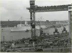 Foto i svartvitt visande hamnbild från Stockholm med passagerarfartygen Gripsholm, Caronia och Bergensfjord på Stockholms ström den 22 juli 1958.