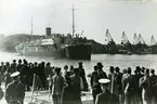 De svenska jagarnas ankomst till Nya Varvet i Göteborg.
Ubåtsdepåfartyget Patricia löper i Göteborgs hamn den 11 juli 1940.