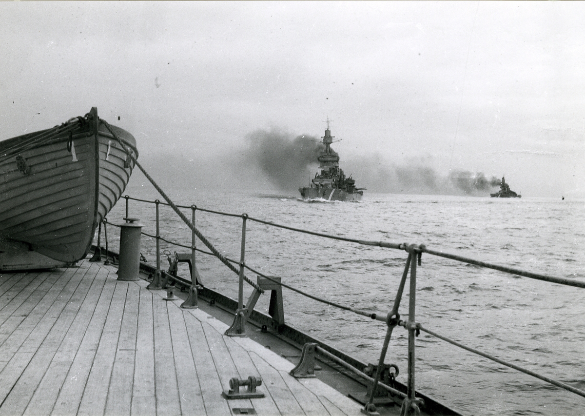 Längst till höger H.M.S. Sverige i mitten H.M.S. Gustaf V fotograferade från H.M.S. Drottning Victoria.