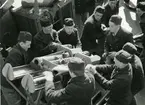 Laddövning vid lv-pjäs ombord, april 1945.