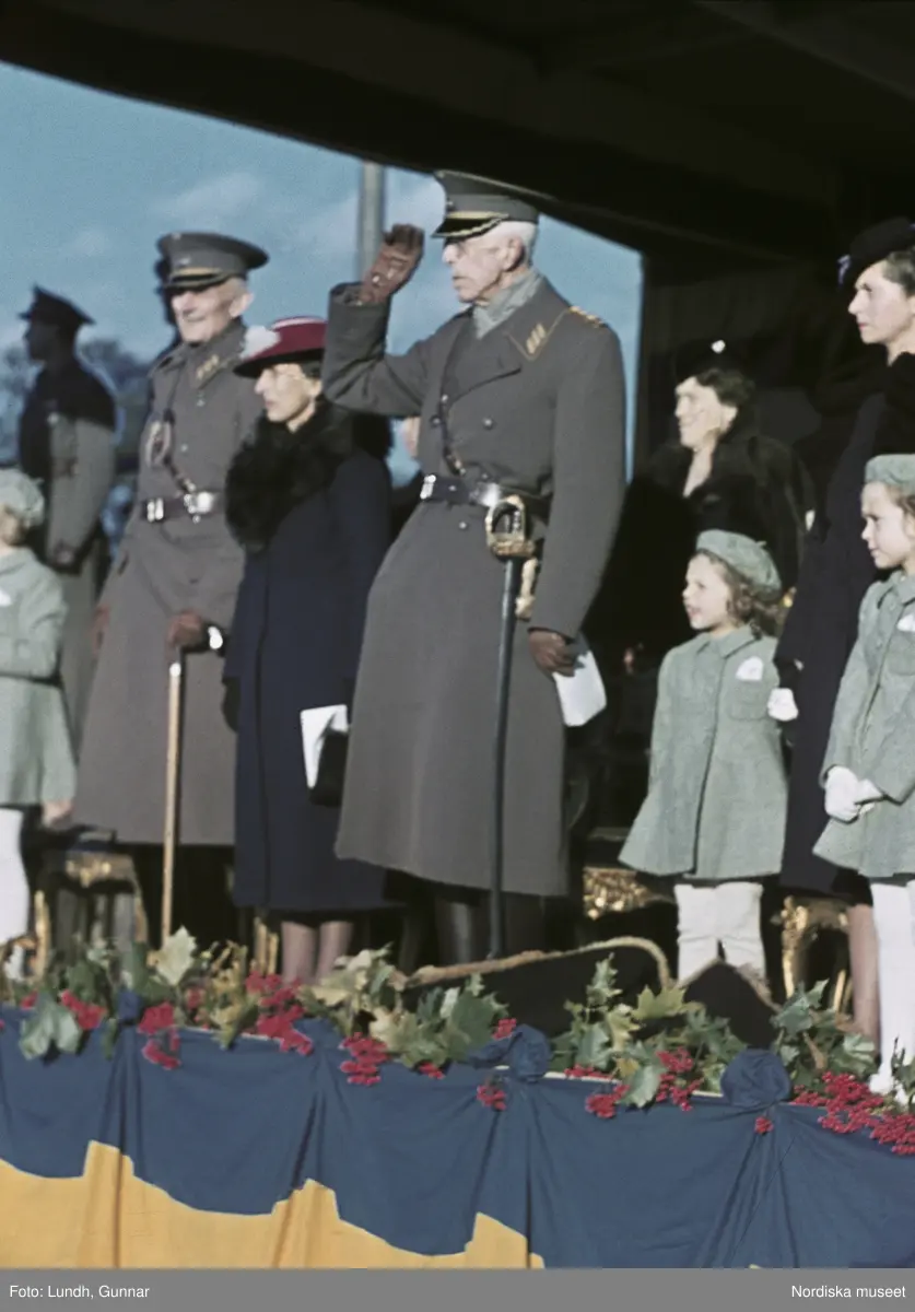 Från vänster överbefälhavare Thörnell, kronprinsessan Louise, kung Gustav V, prinsessan Desirée, prinsessan Sibylla.