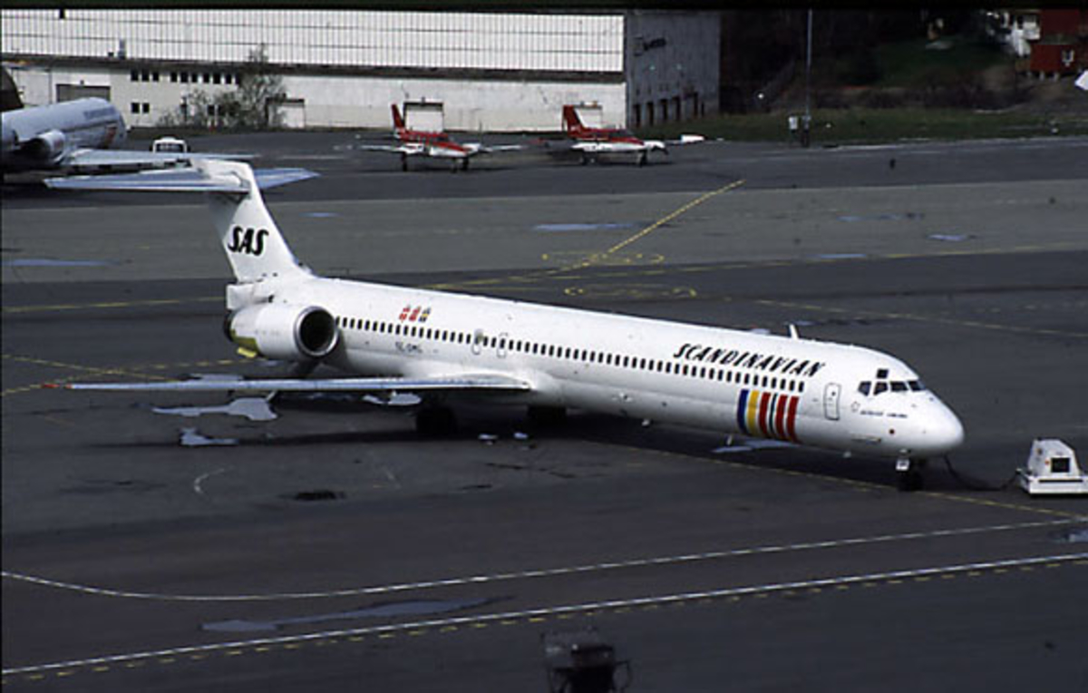 Lufthavn, 1 fly på bakken. SE-DMG MD 90-30 "Hervor Viking fra SAS. Sett skrått forfra