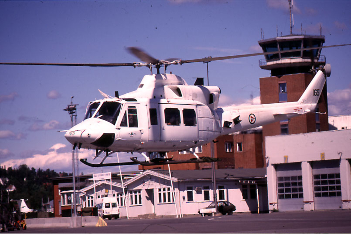 Lufthavn, 1 helikopter i ferd med å lande på rullebanen, Bell 412, 165 ...