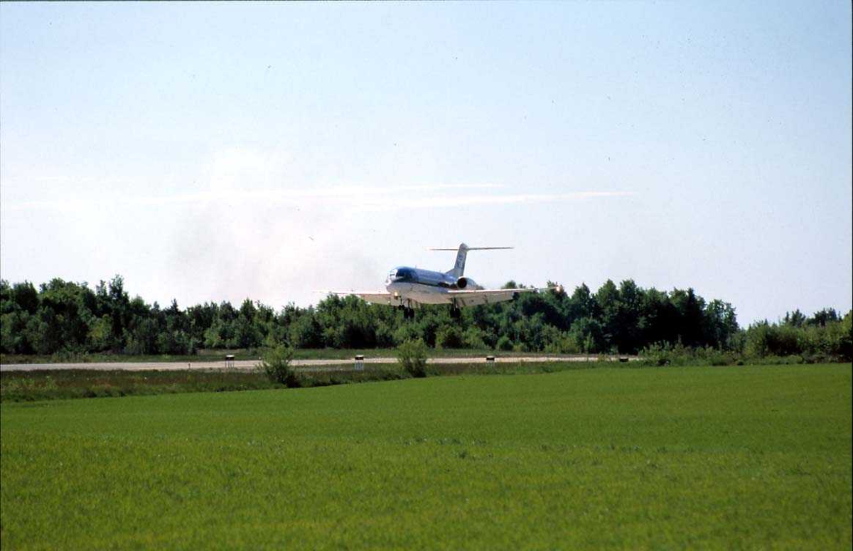 Lufthavn. Ett fly like over bakken, Fokker 70 PH-KZA fra KLM