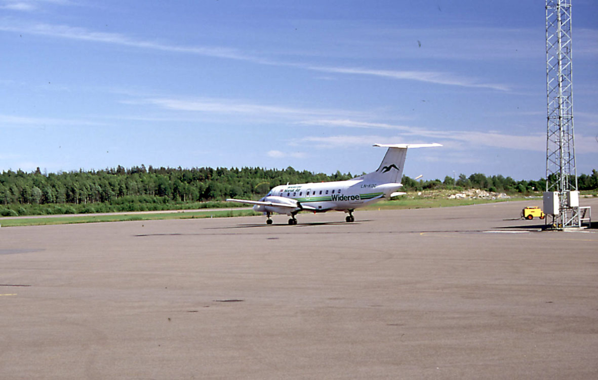 Lufthavn, ett fly på bakken, SA EMB-120RT, LN-KOC fra Widerøe Norsk Air.