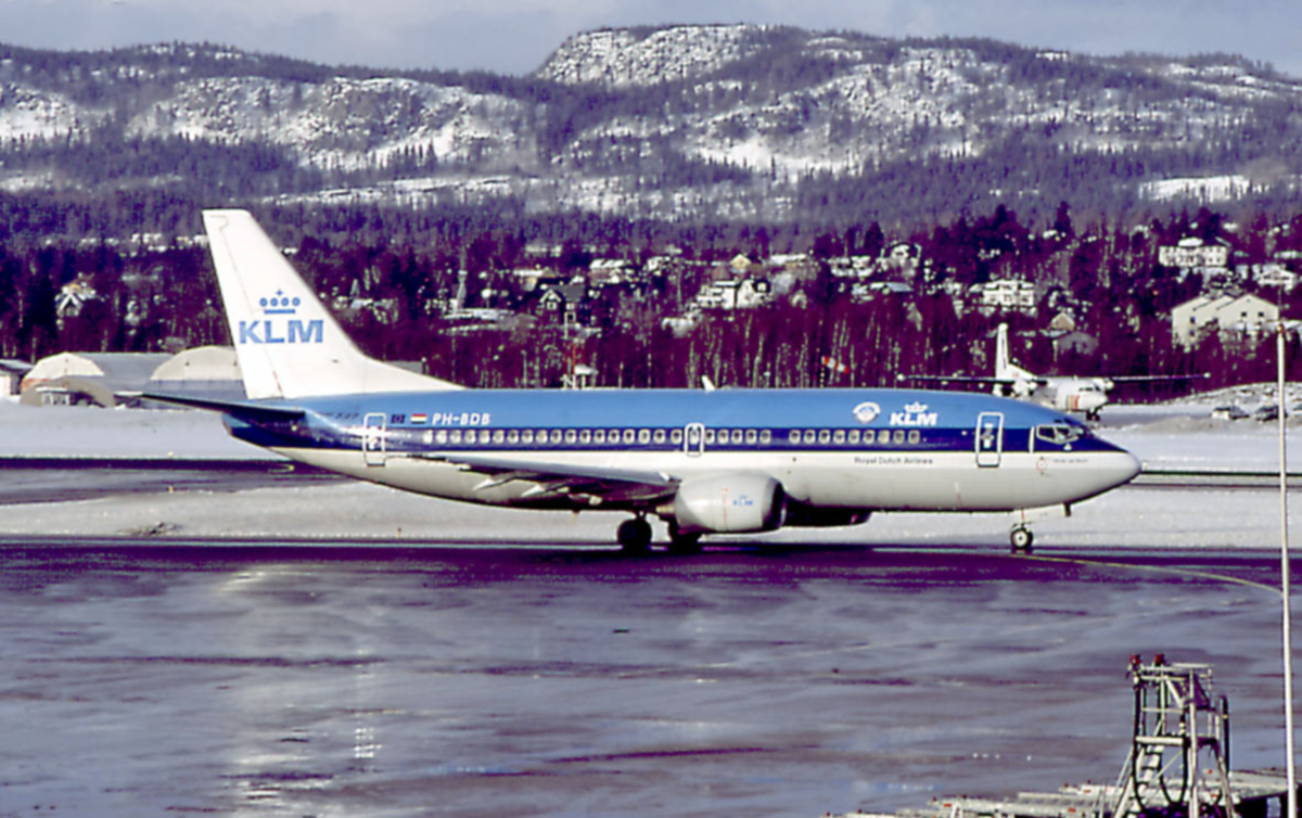 Lufthavn, to fly på bakken. I forgrunnen Boeing 737-, PH-BDB fra KLM / Royal Dutch Airlines. Fly fra SAS i bakgrunnen.