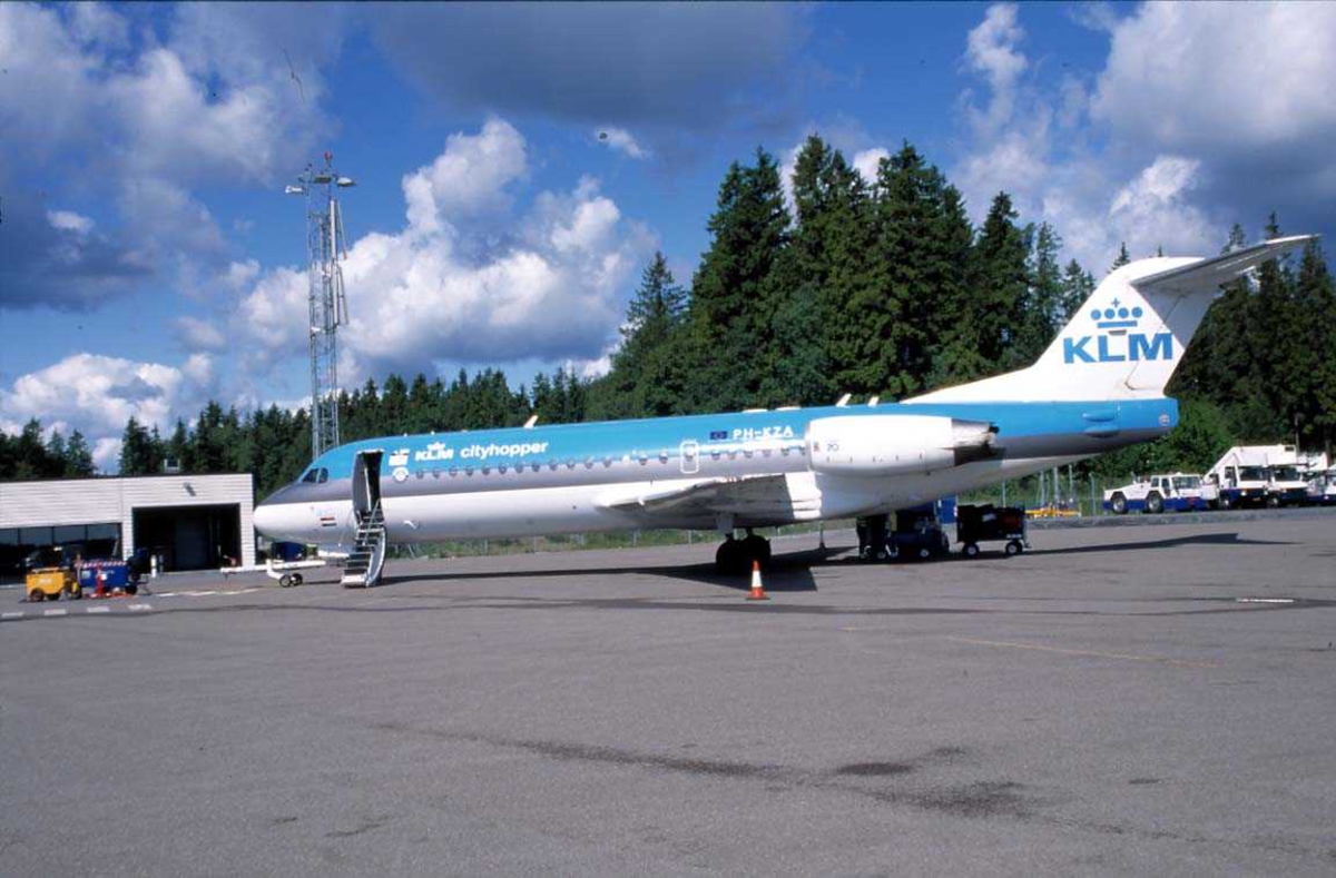 Lufthavn. Ett fly på bakken, Fokker 70 PH-KZA fra KLM