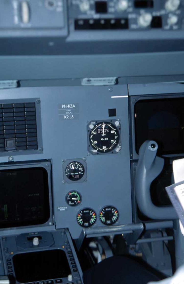 Lufthavn. Kontrollpanel i cockpit, Fokker 70 PH-KZA fra KLM