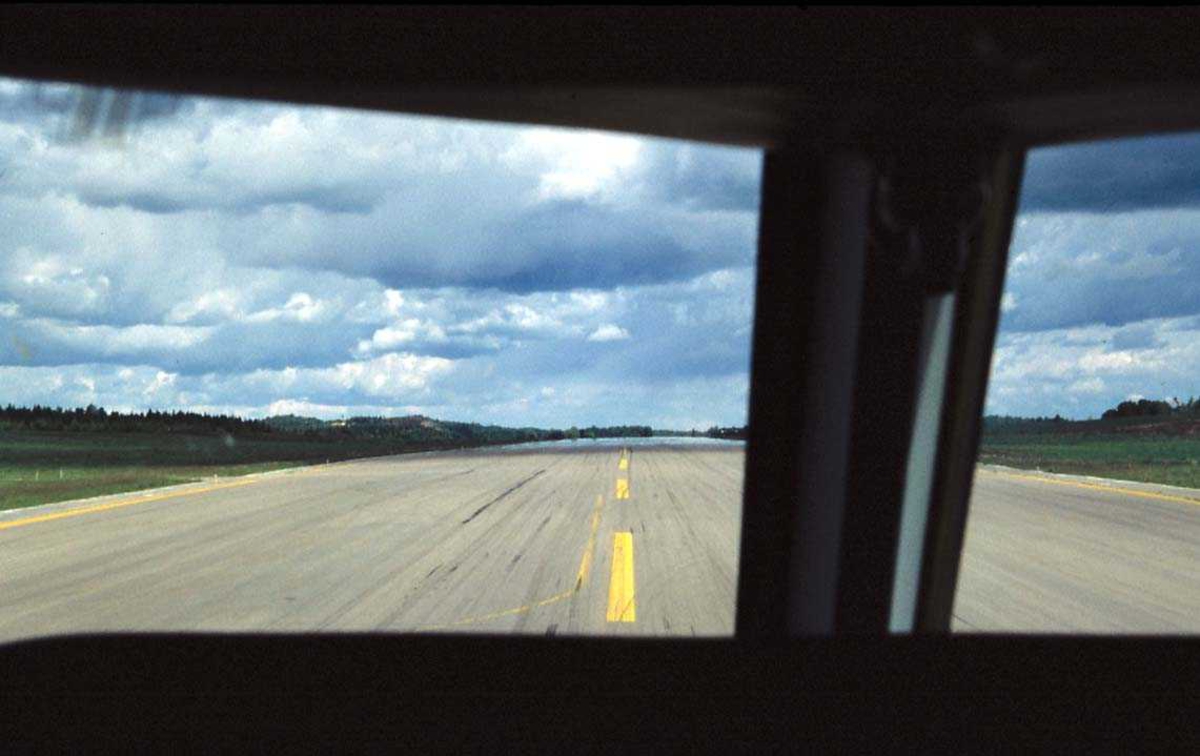 Lufthavn. Utsikt fra cockpit, Fokker 70 PH-KZA fra KLM