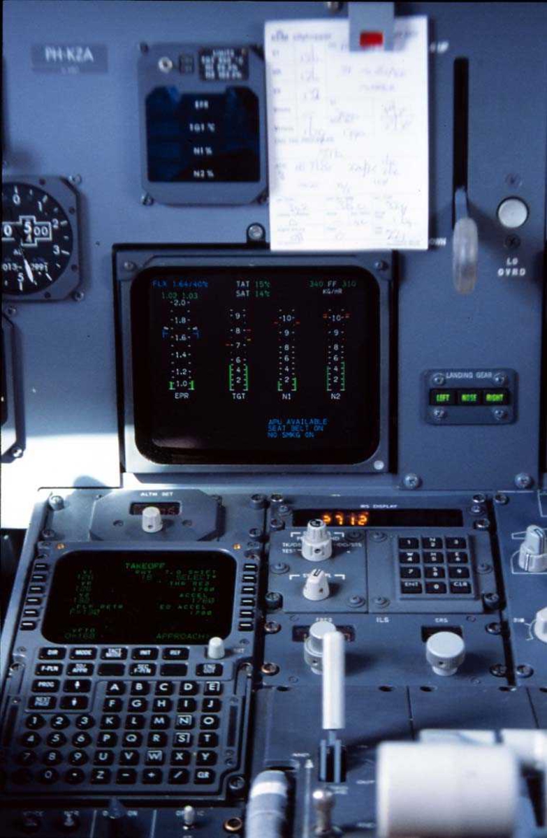 Lufthavn. Kontrollpanel i cockpit, Fokker 70 PH-KZA fra KLM