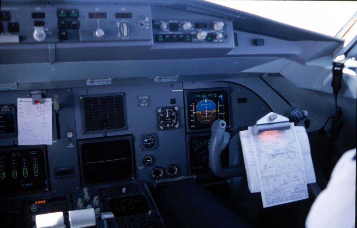 Lufthavn. Kontrollpanel i cockpit, Fokker 70 PH-KZA fra KLM