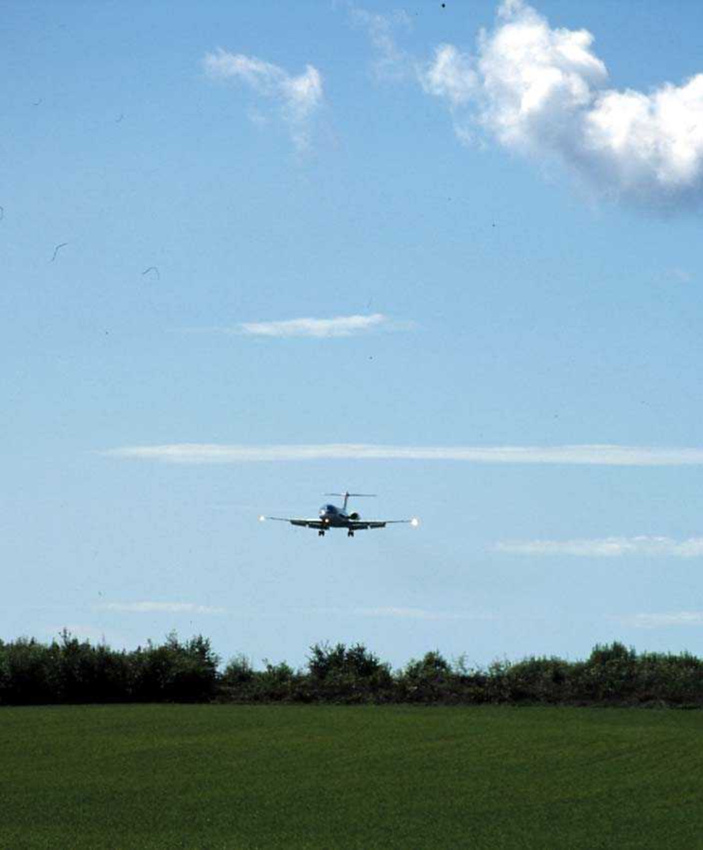 Lufthavn. Fly rett over bakken, Fokker 70 PH-KZA fra KLM