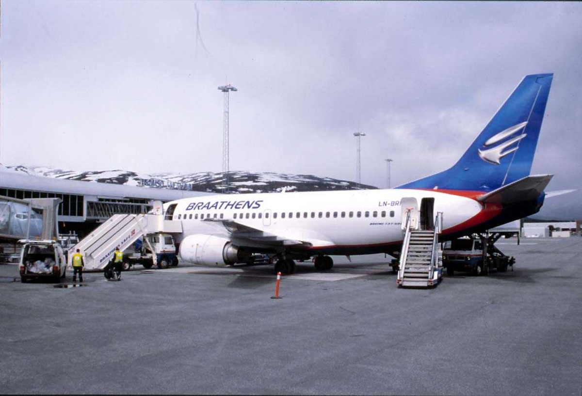 Lufthavn. Et fly på bakken, Boeing 737 500 LN-BRM "Olav Den Hellige" fra Braathens. Landgang ved flyet.