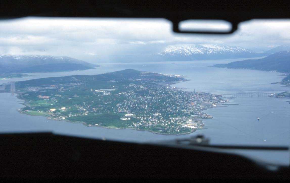 Flyfoto, Boeing 737 500 LN-BRM "Olav Den Hellige" fra Braathens.
Captain Jostein Houmstuen og F/O Ole Simen Lien.