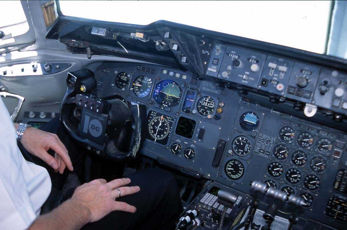 Flyplass, 1 Fly på bakken, OY-CNS DC-10 fra Premiair. Oversikt av cockpit.