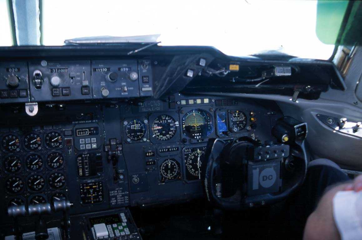 Flyplass, 1 Fly på bakken, OY-CNS DC-10 fra Premiair. Oversikt av cockpit.