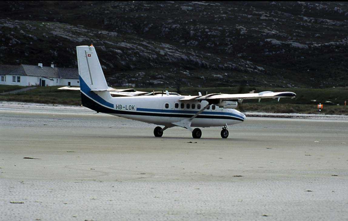 Flyhavn, 1 fly på bakken, HB-LOK DHC-6 Twin Otter fra Zimex Aviation. Under landing.