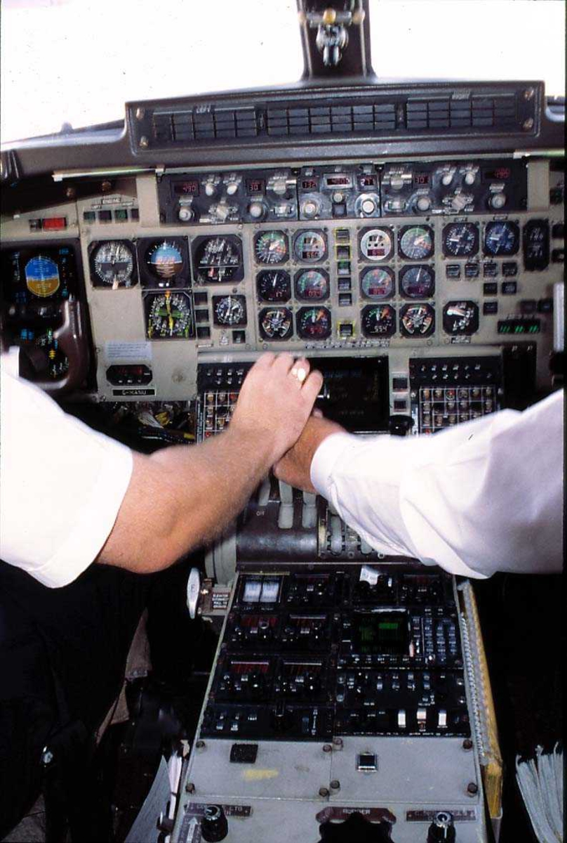 Lufthavn, 1 fly på bakken, G-MANU BAe ATP fra Manx Airlines. Oversikt av cockpit.