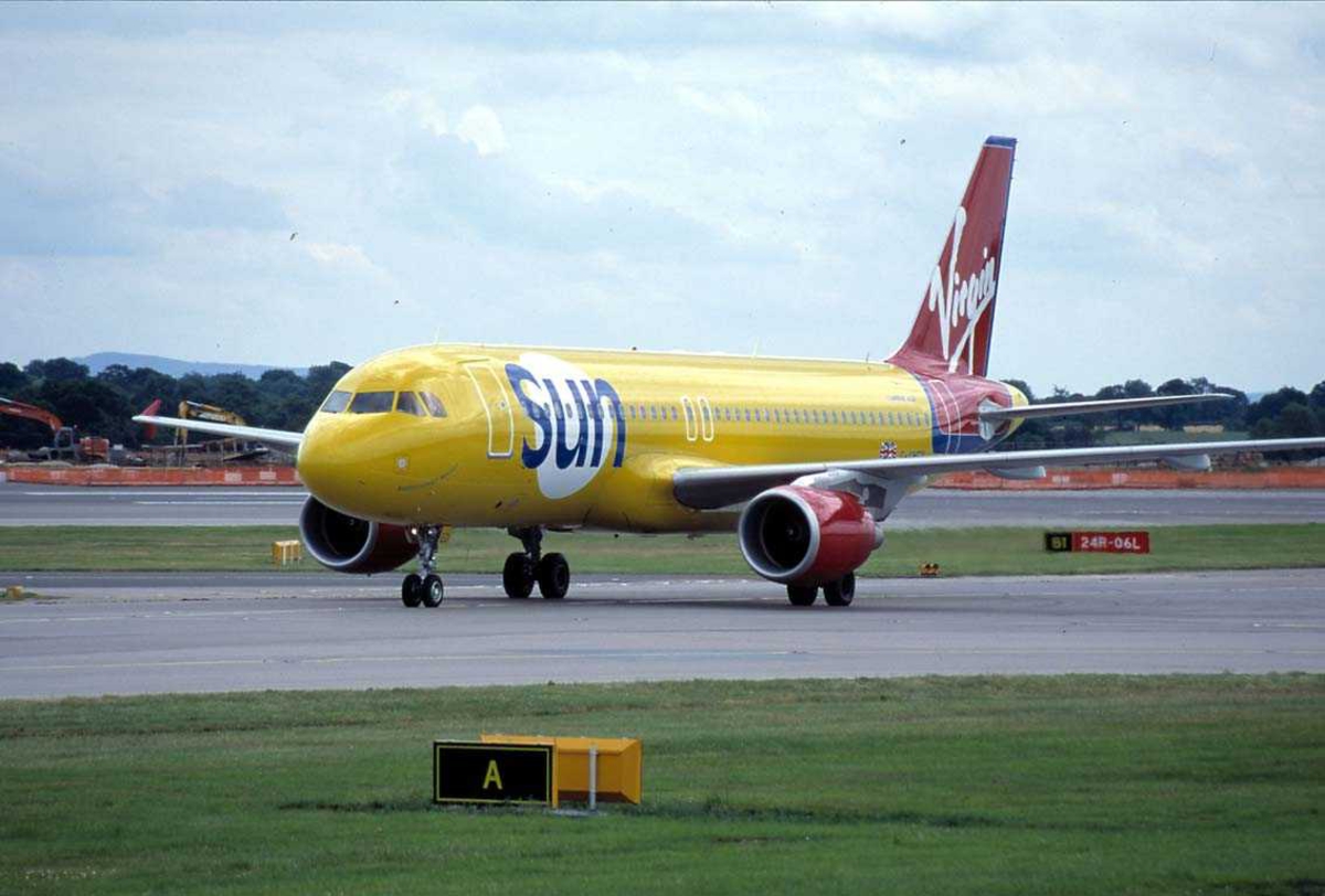 Lufthavn, 1 fly på bakken, G-VMED Airbus A319 "Mediterreanen Maiden" fra Viring Sun