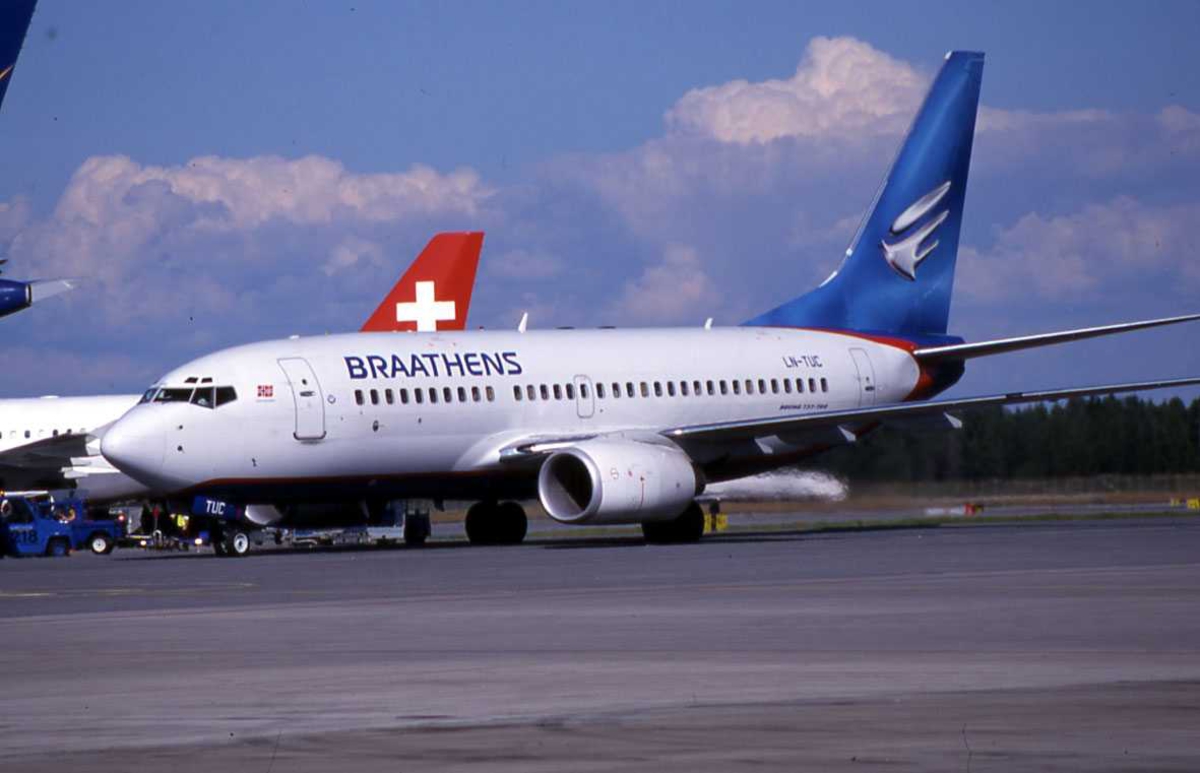 Ett fly på bakken , Boeing 737-705 LN-TUC "Astrid Olavsdatter" fra Braathens. 