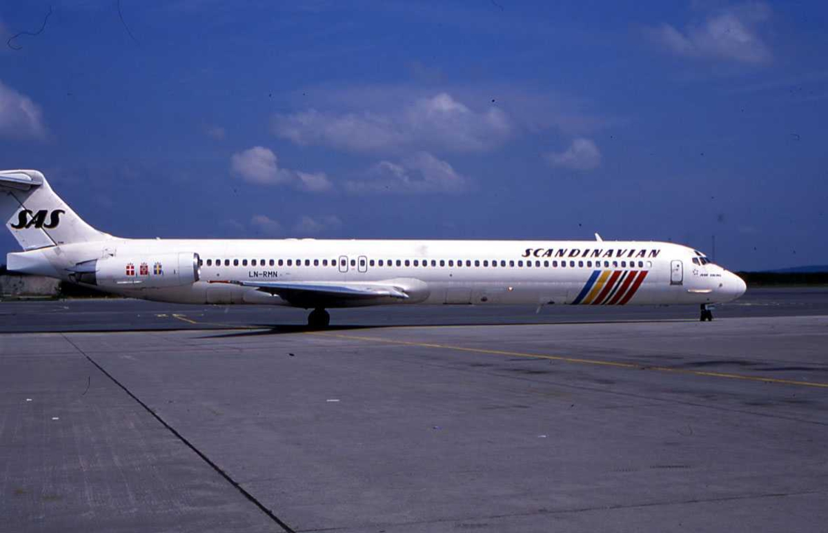 Ett fly på bakken , MD-82 LN-RMN "Ivar Viking" fra SAS.