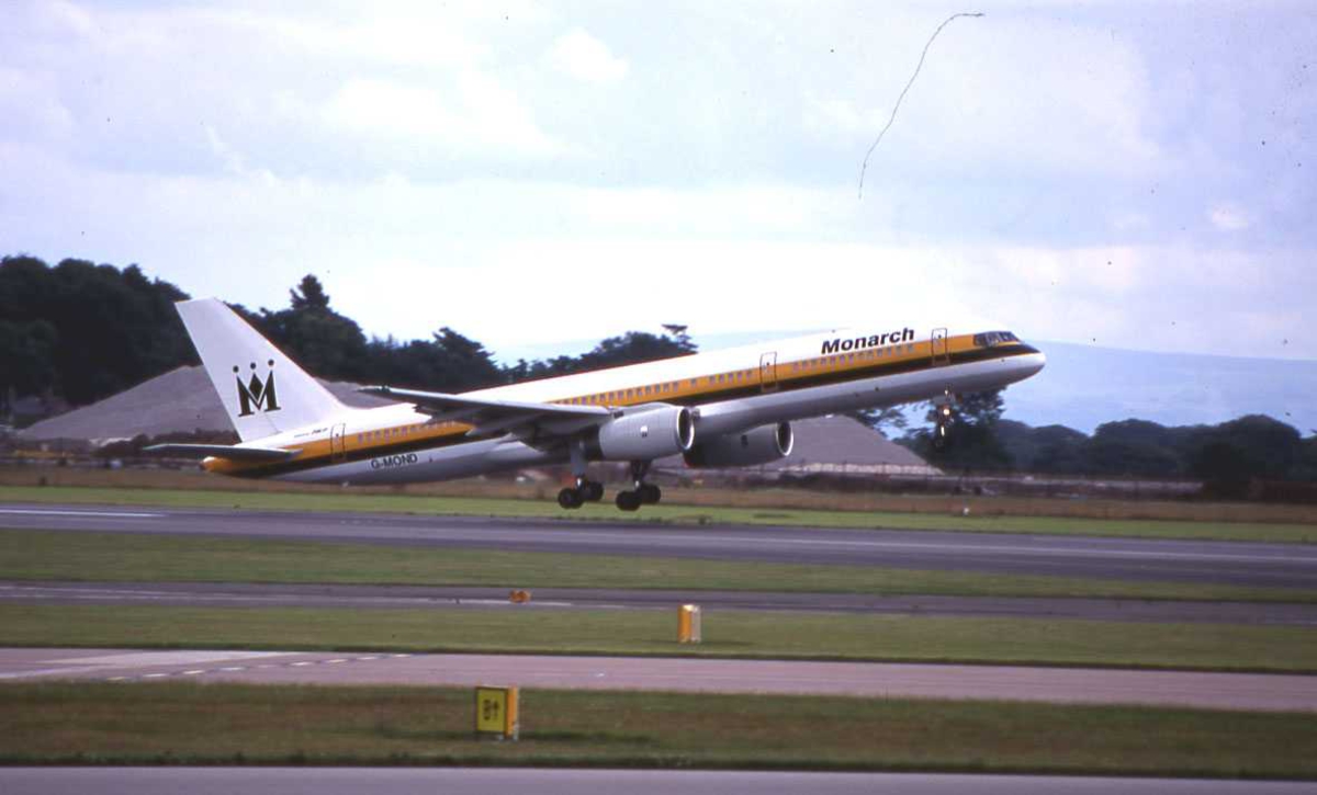 Ett fly på bakken, Boeing 757-2T7 G-MOND Fra Monarch. MAN Manchester, England.