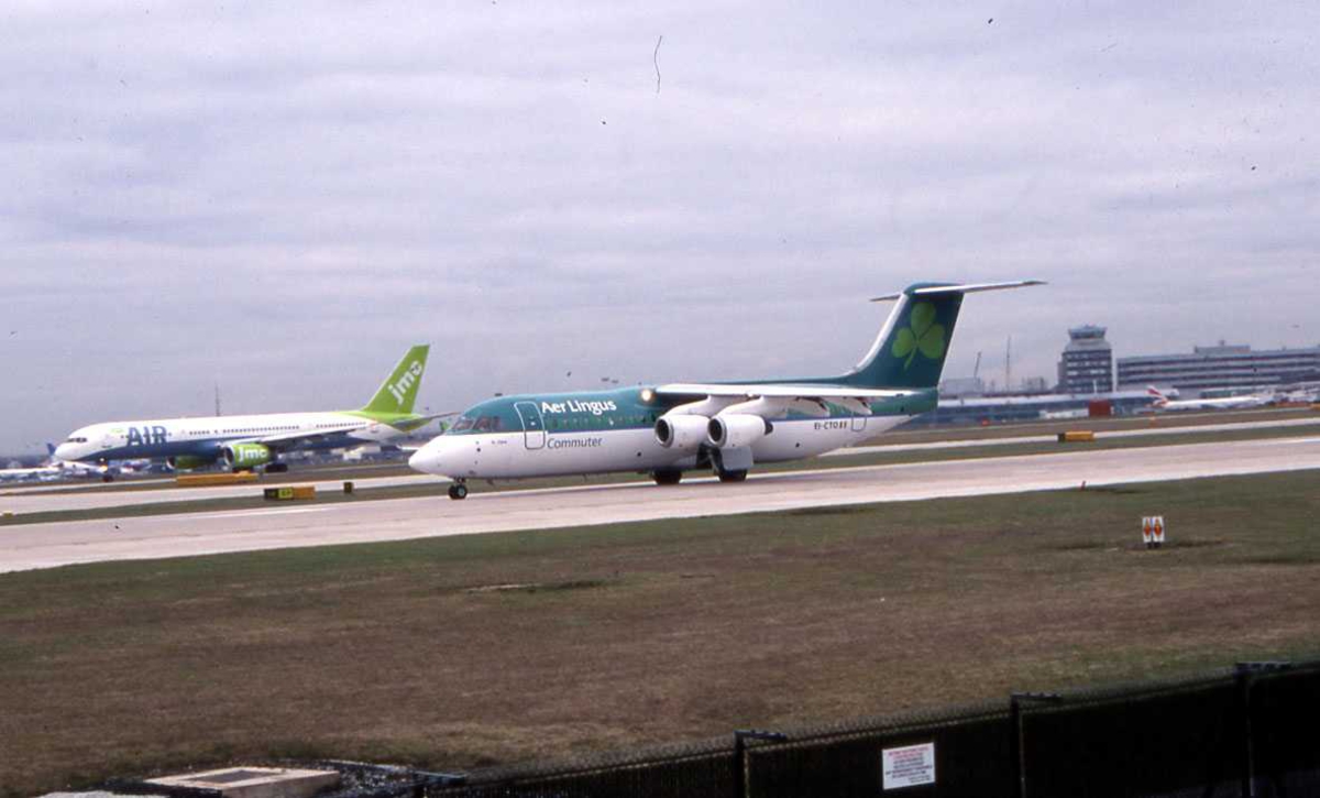 Ett fly på bakken, BAe 146-300 EI-CTO "St.Clara" Fra Aer Lingus Man Manchester, England.