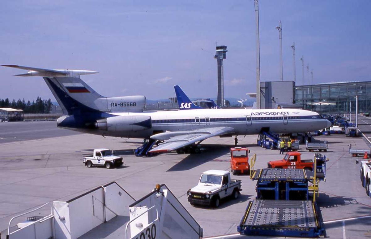 Ett fly på bakken, Tupolev Tu-154M 
RA-85668 Fra Aeroflot. Gardermoen, Oslo.