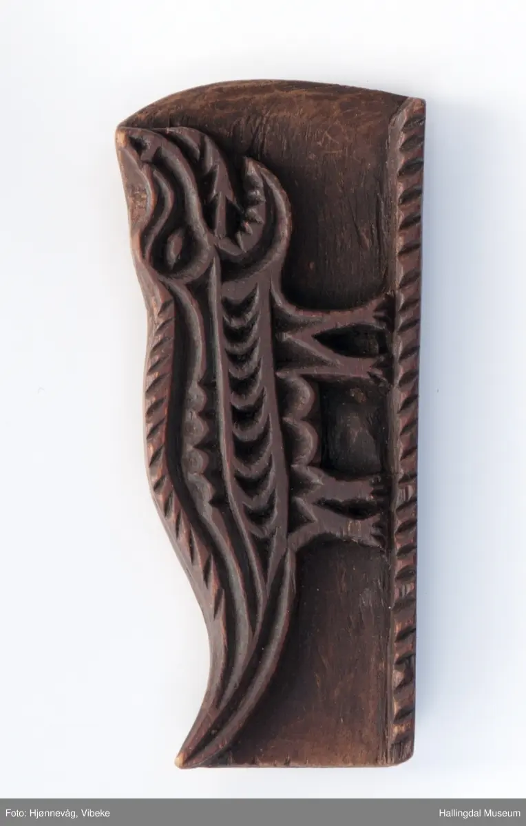 Relieff med motiv av en krokodille som gaper.