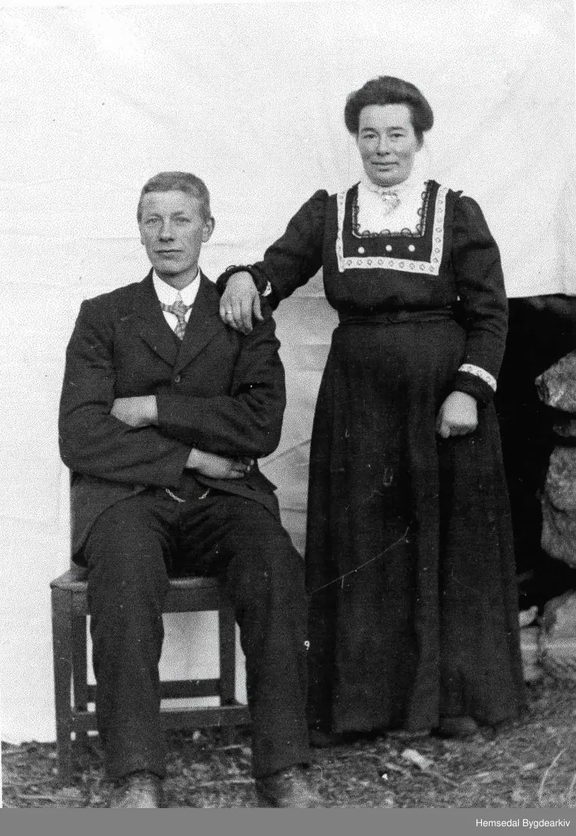 Knut og Maria Ulsaker.
Knut Ulsaker 1881 -1960, gift 1913 m/ Maria Tronsdattter Haugen under Hippe i Valdres, 1882 - 1953  Systerson til Knut i Valdres Ivar Hippe  fekk garden og han og mor hans Birgit Hippe 1876. - 1965 flytte til Hemsedal og overtok garden i 1943