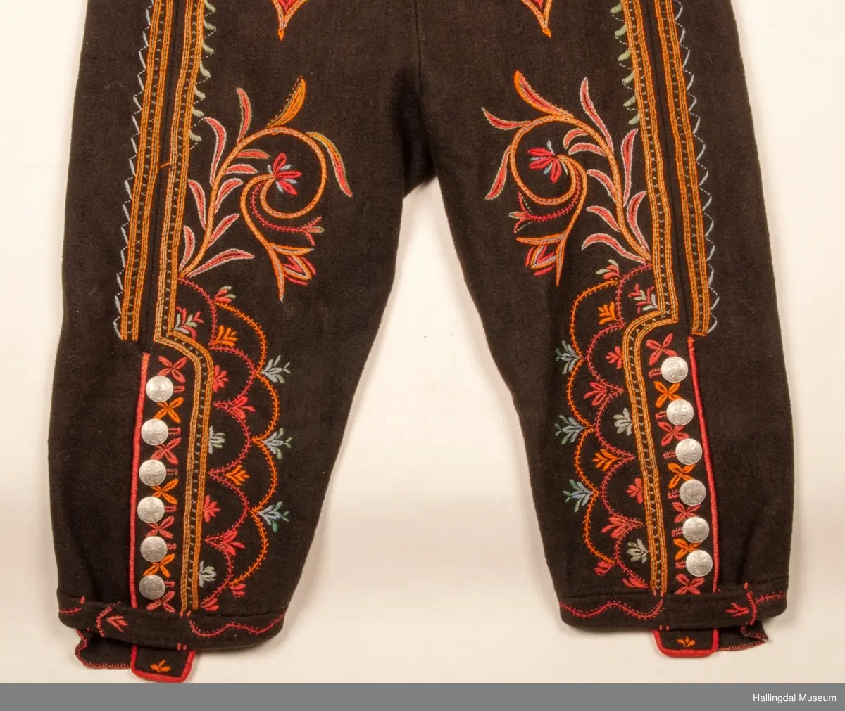 Buksa er sydd sammen for hånd.  Den er brodert etter montering.