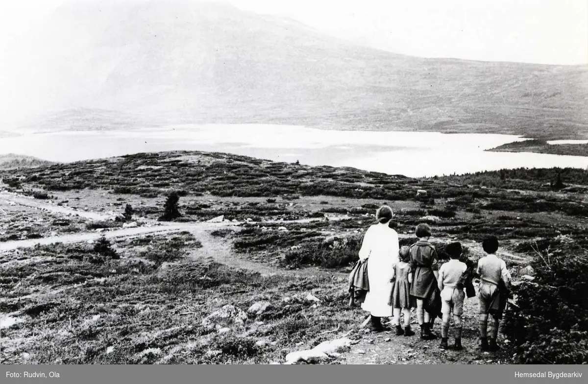 På Blomeslettane ved krysset ned til Eikrestølane i 1936.
Storevatn og i bakgrunnen til venstre skimtar ein foten av Skogshorn.