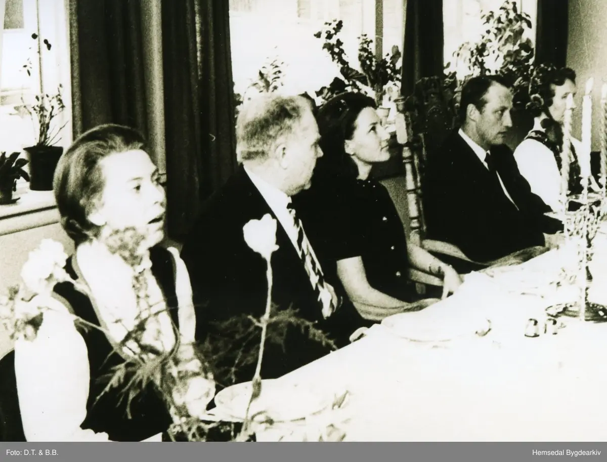 Noregsmeisterskap i alpine greiner i Hemsedal 1969. Festmiddag.
Frå venstre: Ukjend, ordførar Svein Eikre, Kronprinsesse Sonja, Kronprins Harald, Kari Eikre.