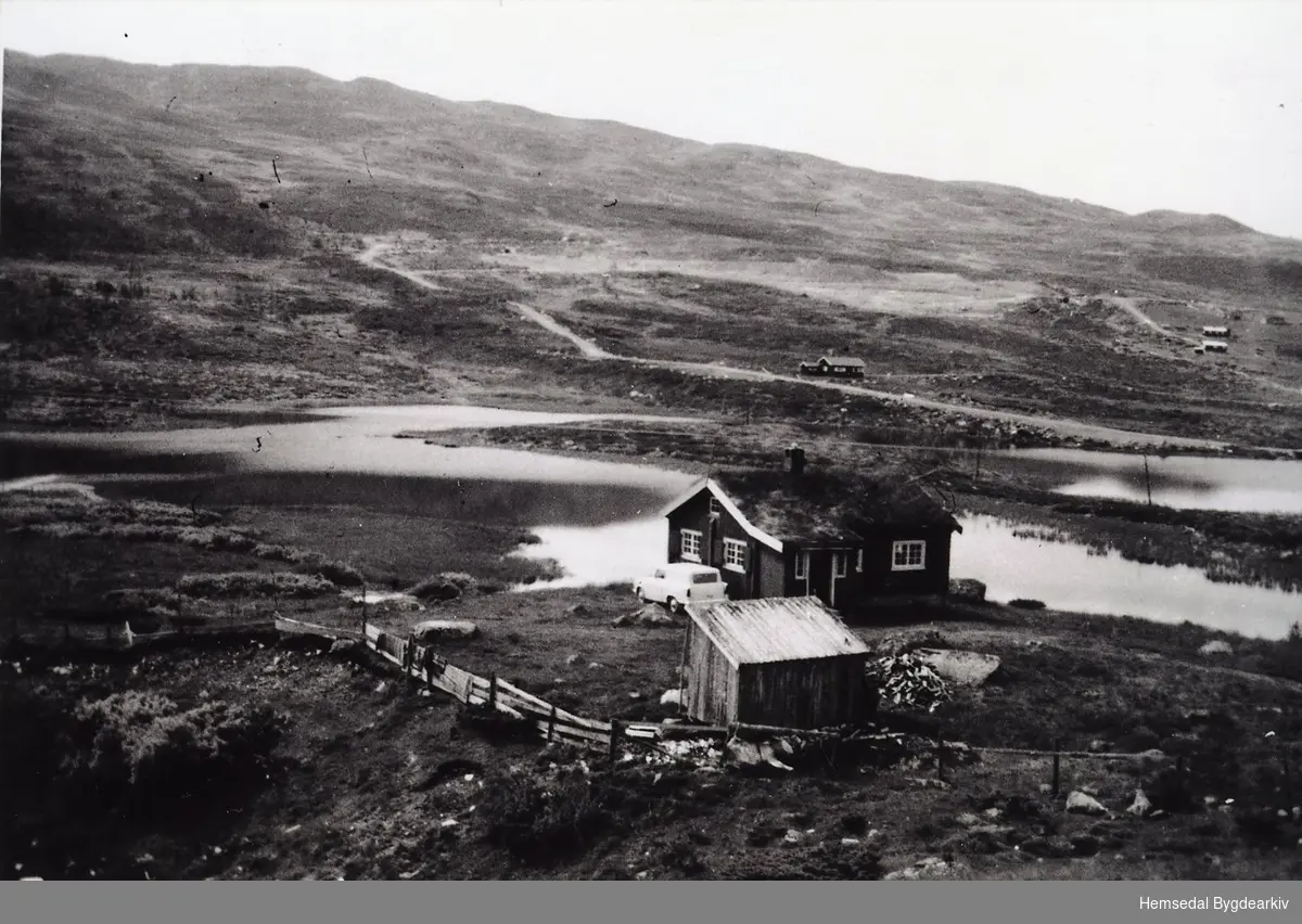 Hytte på Flagetstølen (Fløgostølen, dialekt) i Holdeskaret i Hemsedal, kring 1960