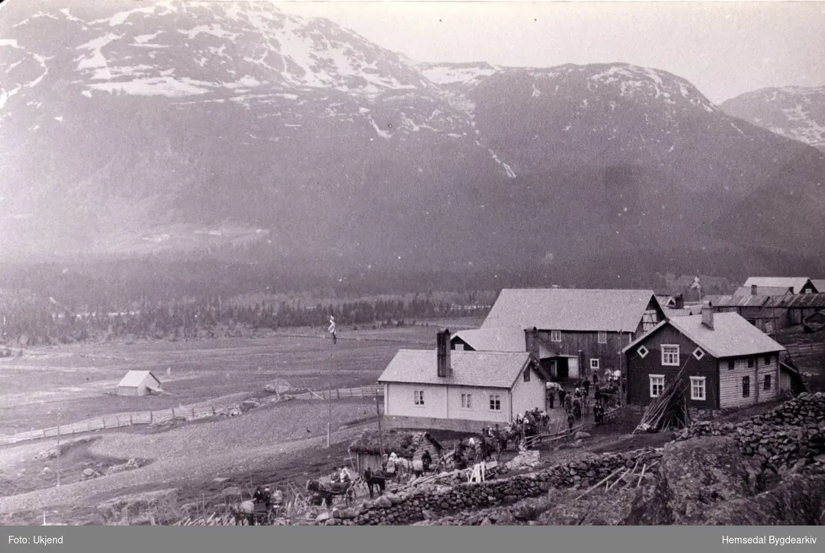 Frå bryllaupet Ola Jordheim og Anne, f. Viljugrein i 1924. I framgrunnen til høgre ser ein garden Søre Jordheim, 64.1