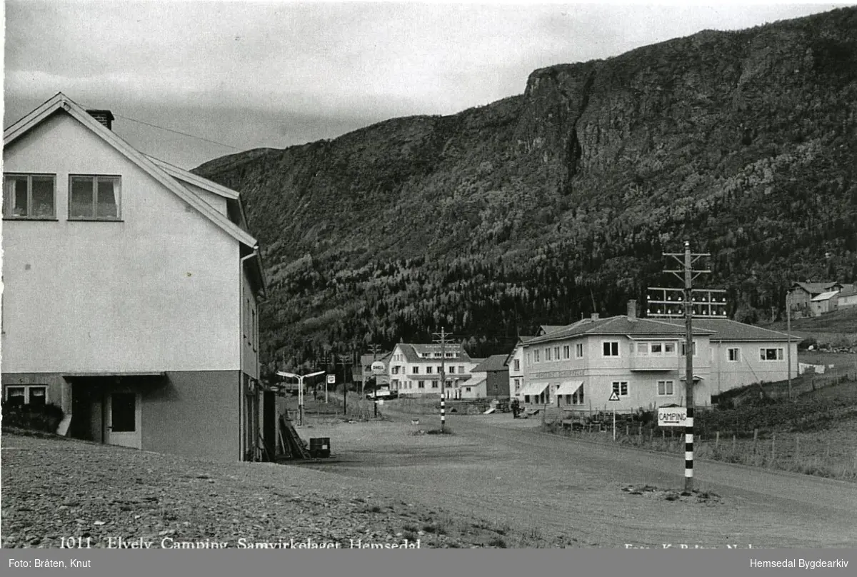 Ulsåk sentrum i Hemsedal, ca. 1960,  med gamle telegrafstasjonen i fyrste høgda i huset i framgrunnen til venstre.
Hemsedal Samvirkelag til høgre iframgrunnen, deretter 
Fossheim Hotell