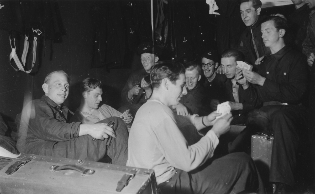 Bilder från F 3 Malmen, 1930-1940-tal. Eric Barrheds samling.
64 fotografier visandes flygverksamhet, flygplan, personer, porträtt, gruppbilder av värnpliktiga, miljöbilder, fallskärmshopp och privata bilder.