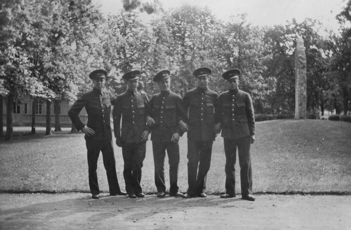 Bilder från F 3 Malmen, 1930-1940-tal. Eric Barrheds samling.
64 fotografier visandes flygverksamhet, flygplan, personer, porträtt, gruppbilder av värnpliktiga, miljöbilder, fallskärmshopp och privata bilder.