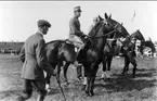 SFK:s vårtävlingar 1934, HKH prins Gustaf Adolf på Rockaway mottager 1. Pris. Prinsen medför två hästar till prisutdelningen, vilket betyder att han även tagit ett platspris med sin andra häst Aida.