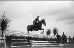 Löjtnant Carl Otto (Cacko) Palmstierna, född 1903, underlöjtn 1925, löjtnant 1929. LHOS prishoppning på södra fältet (Sandfältet). Här på tjänstehästen 