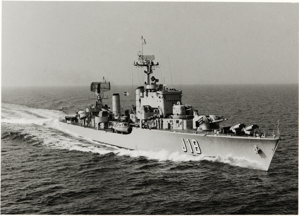Jagaren HALLAND (J 18) under gång.