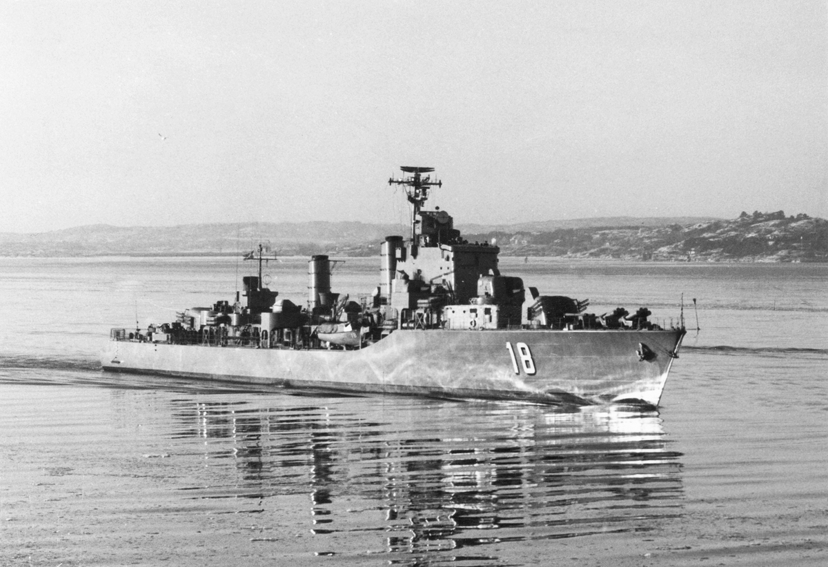 Jagaren HALLAND (18) under en provtur i mars 1955.