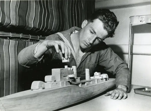 Hobbyverksamhet (skeppsbygge) ombord på jagaren Halland, 30/