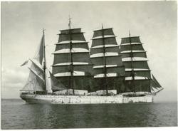 [från fotobeskrivningen:] [---] "4-mastbarken HERZOGIN CECIL