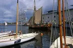 Hiorten vid Marinmuseum samt barkarna liggade i kaj