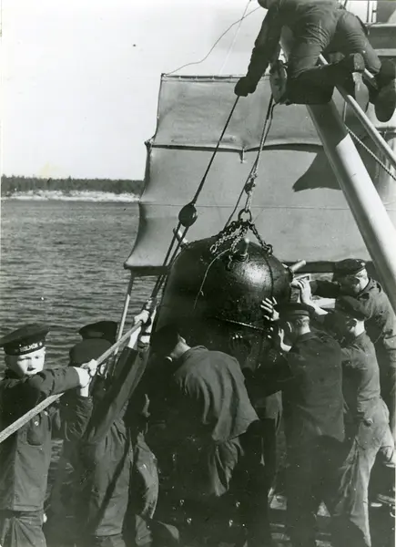 Mina lyfts med kran på minsveparen Holmön.