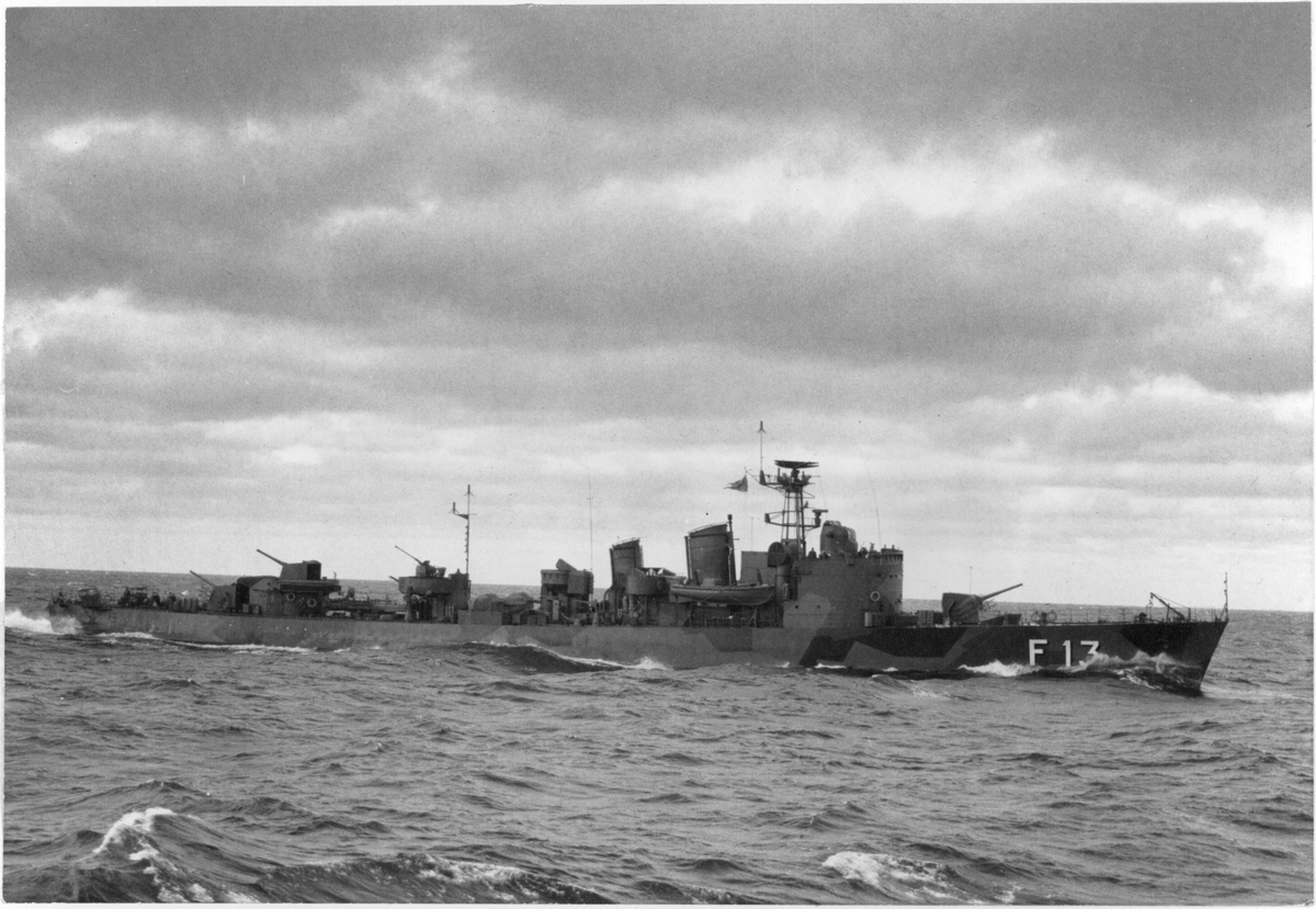 HMS HÄLSINGBORG (F 13) efter ombyggnad från jagare till fregatt.